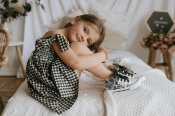 Botas con lazada de tul color negro y abalorios QUICKAS. Ideales para ocasiones especiales, comuniones y bodas.