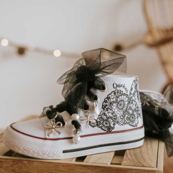 Botas con lazada de tul color negro y abalorios QUICKAS. Ideales para ocasiones especiales, comuniones y bodas.