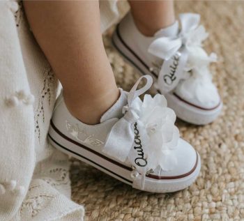 Sneaker de algodón con estampados de corona en laminado de plata. Los cordones son en forma de lazada de estampada con motivo de encaje en color gris suave. Ideales para eventos especiales, bodas y comunión.