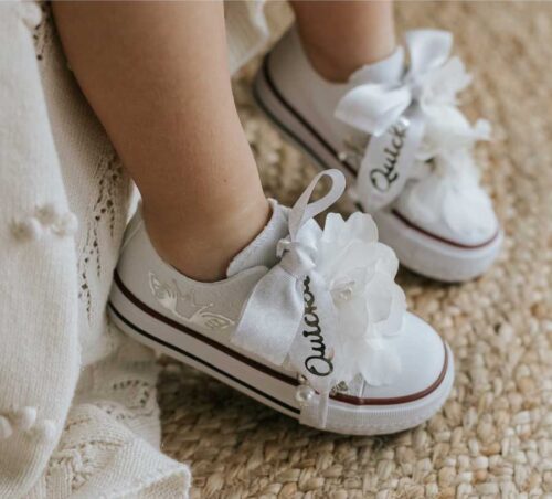 Sneaker de algodón con estampados de corona en laminado de plata. Los cordones son en forma de lazada de estampada con motivo de encaje en color gris suave. Ideales para eventos especiales, bodas y comunión.