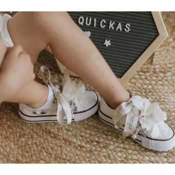 Sneaker de algodón con estampados de corona en laminado de plata. Los cordones son en forma de lazada de estampada con motivo de encaje en color beige suave. Ideales para eventos especiales, bodas y comunión.