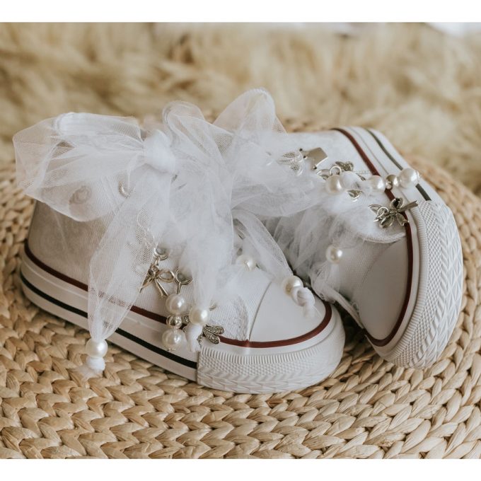 Botas con lazada de tul color blanco y abalorios QUICKAS. Ideales para ocasiones especiales, comuniones y bodas.