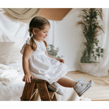 Botas con lazada de tul color blanco y abalorios QUICKAS. Ideales para ocasiones especiales, comuniones y bodas.