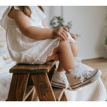 Botas con lazada de tul color blanco y abalorios QUICKAS. Ideales para ocasiones especiales, comuniones y bodas.