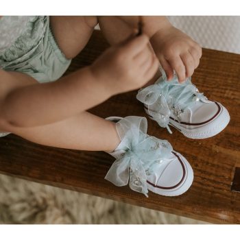 Sneaker de algodón con estampados de encaje en los laterales de color verde agua suave. Los cordones son en forma de lazada de organza en color verde agua. Ideales para eventos especiales, bodas y comunión.