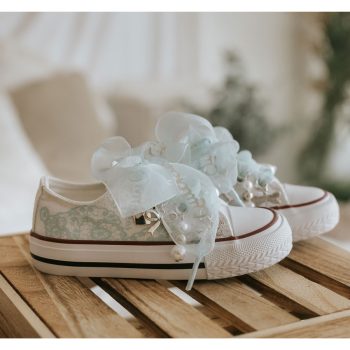 Sneaker de algodón con estampados de encaje en los laterales de color verde agua suave. Los cordones son en forma de lazada de organza en color verde agua. Ideales para eventos especiales, bodas y comunión.
