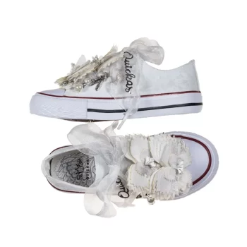 Sneaker de algodón con estampados de mariposas en color gris perla. Están realizadas a mano, lleva mariposas de organza y crepe. Los cordones son en forma de lazada de organza en color blanco con detalle de laminado QUICKAS.