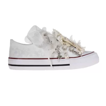 Sneaker de algodón con estampados de mariposas en color gris perla. Están realizadas a mano, lleva mariposas de organza y crepe. Los cordones son en forma de lazada de organza en color blanco con detalle de laminado QUICKAS.