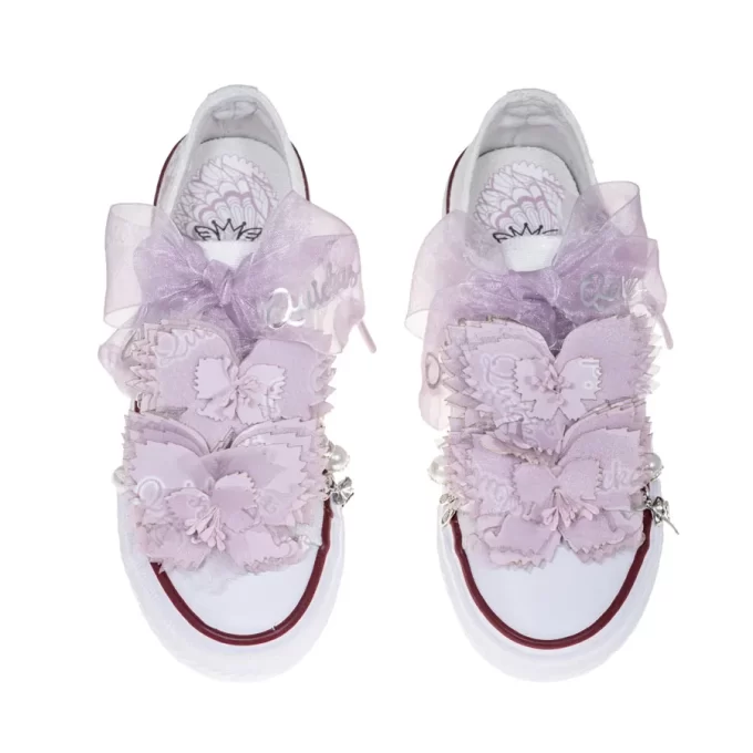 Sneaker de algodón con estampado de mariposas en los laterales de color malva suave con dos mariposas de organza y crepe en la parte superior. Ideales para ocasiones especiales.