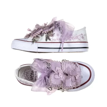 Sneaker de algodón con estampado de mariposas en los laterales de color malva suave con dos mariposas de organza y crepe en la parte superior. Ideales para ocasiones especiales.