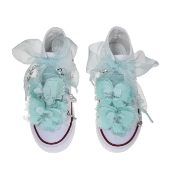 Sneaker de algodón con estampado de mariposas en los laterales de color verde agua suave con dos mariposas de organza y crepe en la parte superior. Ideales para ocasiones especiales.