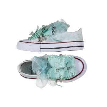Sneaker de algodón con estampado de mariposas en los laterales de color verde agua suave con dos mariposas de organza y crepe en la parte superior. Ideales para ocasiones especiales.