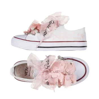 Sneaker de algodón con estampado de mariposas en los laterales de color maquillaje suave con dos mariposas de organza y crepe en la parte superior. Ideales para ocasiones especiales.