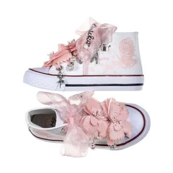 Botas de algodón con puntera con estampados de mariposas en los laterales de color maquillaje. Están realizadas a mano, lleva mariposas de organza y crepe en la parte superior. Los cordones son en forma de lazada de organza en color blanco con detalle de laminado QUICKAS.