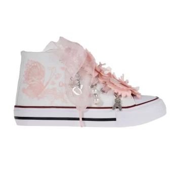 Botas de algodón con puntera con estampados de mariposas en los laterales de color maquillaje. Están realizadas a mano, lleva mariposas de organza y crepe en la parte superior. Los cordones son en forma de lazada de organza en color blanco con detalle de laminado QUICKAS.