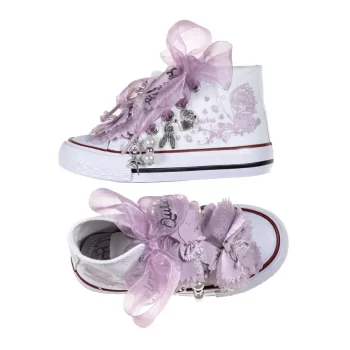 Botas de algodón con puntera con estampados de mariposas en los laterales de color cielo. Están realizadas a mano, lleva mariposas de organza y crepe en la parte superior. Los cordones son en forma de lazada de organza en color blanco con detalle de laminado QUICKAS.