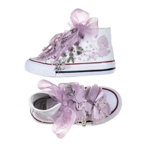 Botas de algodón con puntera con estampados de mariposas en los laterales de color cielo. Están realizadas a mano, lleva mariposas de organza y crepe en la parte superior. Los cordones son en forma de lazada de organza en color blanco con detalle de laminado QUICKAS.