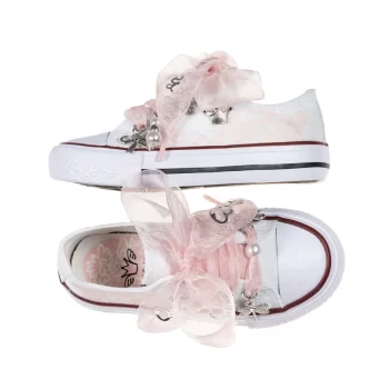 Sneaker de algodón con estampados de encaje en los laterales de color maquillaje suave. Los cordones son en forma de lazada de organza en color natural. Ideales para eventos especiales, bodas y comunión.