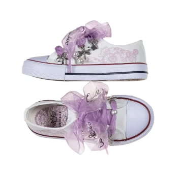 Sneaker de algodón con estampados de encaje en los laterales de color malva suave. Los cordones son en forma de lazada de organza en color natural. Ideales para eventos especiales, bodas y comunión.