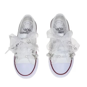 Sneaker de algodón con estampados de encaje en los laterales de color gris suave. Los cordones son en forma de lazada de organza en color blanco. Ideales para eventos especiales, bodas y comunión.