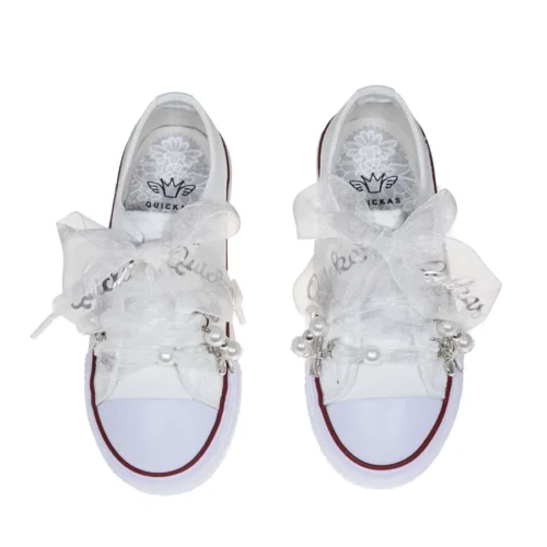 Sneaker de algodón con estampados de encaje en los laterales de color gris suave. Los cordones son en forma de lazada de organza en color blanco. Ideales para eventos especiales, bodas y comunión.
