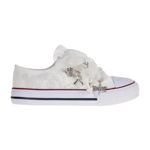 Sneaker de algodón con estampados de encaje en los laterales de color gris suave. Los cordones son en forma de lazada de organza en color blanco. Ideales para eventos especiales, bodas y comunión.