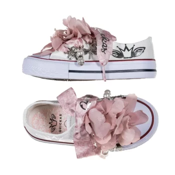 Sneaker de algodón con estampados de corona en laminado de plata. Los cordones son en forma de lazada de estapada con motivo de encaje en color maquillaje. Ideales para eventos especiales, bodas y comunión.