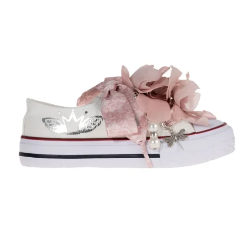 Sneaker de algodón con estampados de corona en laminado de plata. Los cordones son en forma de lazada de estapada con motivo de encaje en color maquillaje. Ideales para eventos especiales, bodas y comunión.