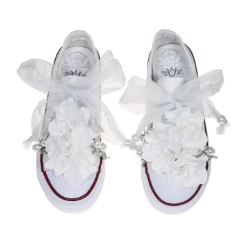 Sneaker de algodón con estampados de Quickas en laminado de plata. Los cordones son en forma de lazada de tul en color blanco. Ideales para eventos especiales, bodas y comunión.