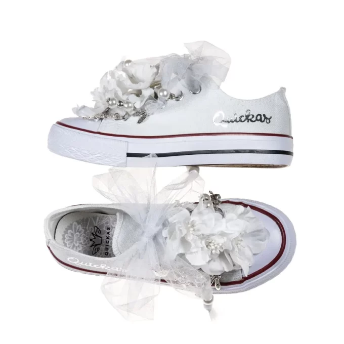 Sneaker de algodón con estampados de Quickas en laminado de plata. Los cordones son en forma de lazada de tul en color blanco. Ideales para eventos especiales, bodas y comunión.