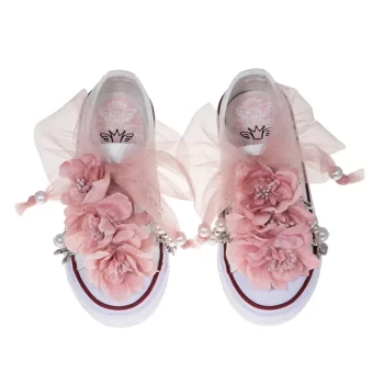 Sneaker de algodón con estampados de Quickas en laminado de plata. Los cordones son en forma de lazada de tul en color maquillaje. Ideales para eventos especiales, bodas y comunión.