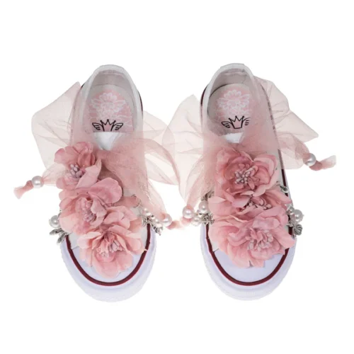 Sneaker de algodón con estampados de Quickas en laminado de plata. Los cordones son en forma de lazada de tul en color maquillaje. Ideales para eventos especiales, bodas y comunión.