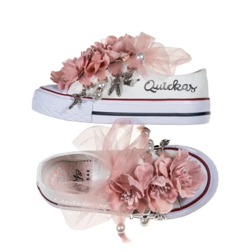 Sneaker de algodón con estampados de Quickas en laminado de plata. Los cordones son en forma de lazada de tul en color maquillaje. Ideales para eventos especiales, bodas y comunión.