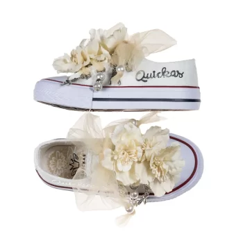 Sneaker de algodón con estampados de Quickas en laminado de plata. Los cordones son en forma de lazada de tul en color natural. Ideales para eventos especiales, bodas y comunión.