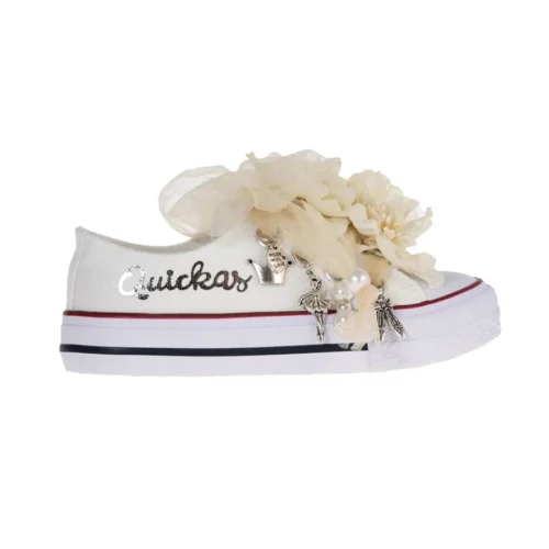 Sneaker de algodón con estampados de Quickas en laminado de plata. Los cordones son en forma de lazada de tul en color natural. Ideales para eventos especiales, bodas y comunión.