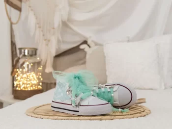 Botas con lazada de tul plumeti color verde agua y abalorios QUICKAS. Ideales para ocasiones especiales, comuniones y bodas.