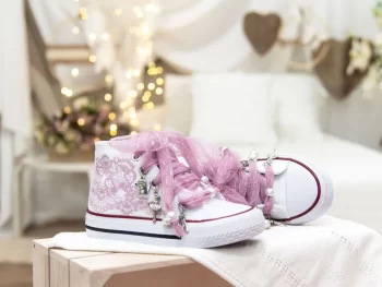 Botas con lazada de tul plumeti color malva y abalorios QUICKAS. Ideales para ocasiones especiales, comuniones y bodas.