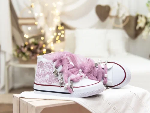 Botas con lazada de tul plumeti color malva y abalorios QUICKAS. Ideales para ocasiones especiales, comuniones y bodas.