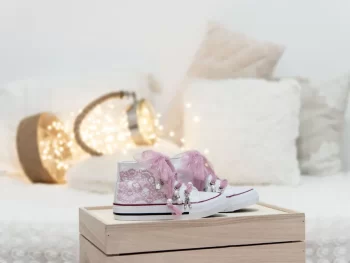 Botas con lazada de tul plumeti color malva y abalorios QUICKAS. Ideales para ocasiones especiales, comuniones y bodas.