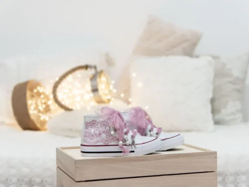 Botas con lazada de tul plumeti color malva y abalorios QUICKAS. Ideales para ocasiones especiales, comuniones y bodas.
