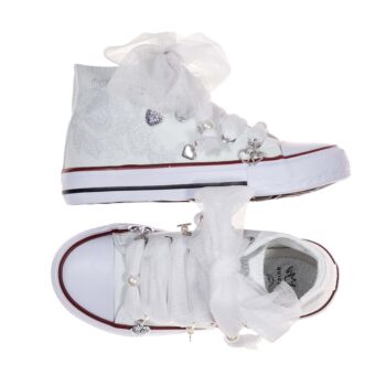 Botas con lazo de tul y con un suave estampado estilo encaje con forma de corazón en ambos laterales. Ideales para ocasiones especiales, comuniones y bodas.