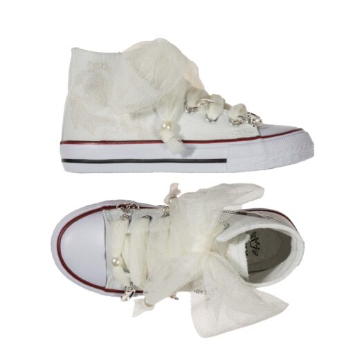 Botas con lazo de tul natural y con un suave estampado estilo encaje con forma de corazón en ambos laterales. Ideales para ocasiones especiales, comuniones y bodas.