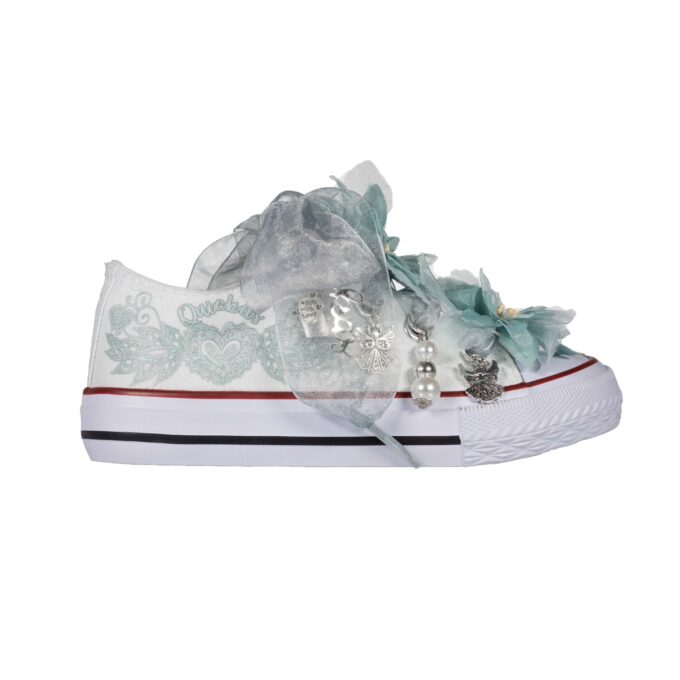 Sneaker con lazo de organza y flores color verde menta. Ideales para ocasiones especiales, comuniones y bodas.