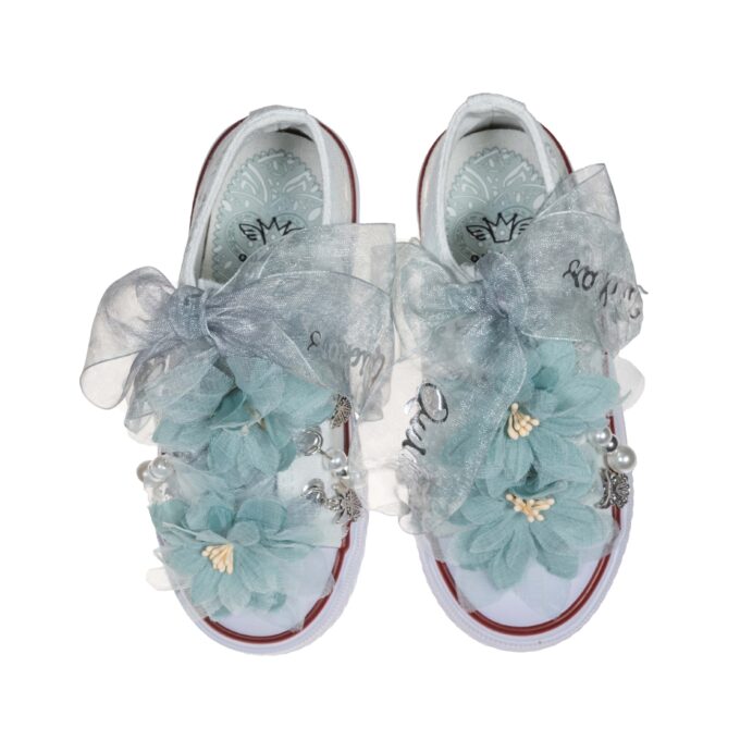 Sneaker con lazo de organza y flores color verde menta. Ideales para ocasiones especiales, comuniones y bodas.