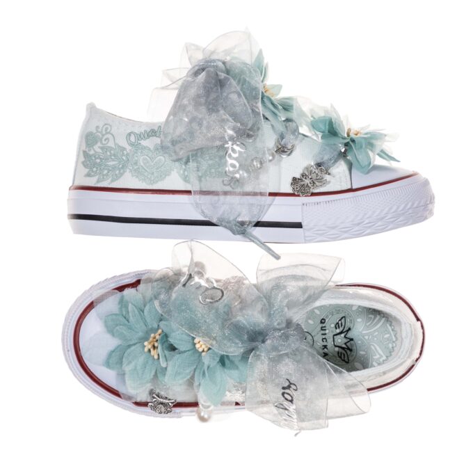 Sneaker con lazo de organza y flores color verde menta. Ideales para ocasiones especiales, comuniones y bodas.